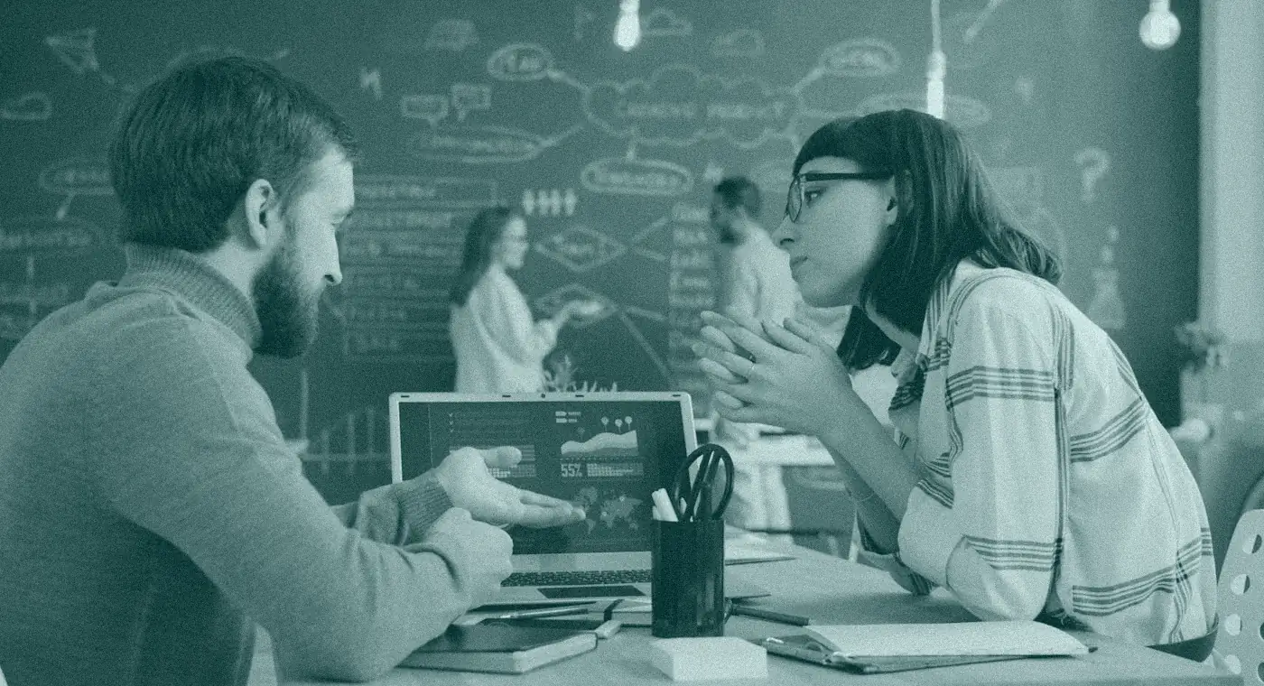 Un equipo revisa indicadores en pantalla durante una reunión de trabajo